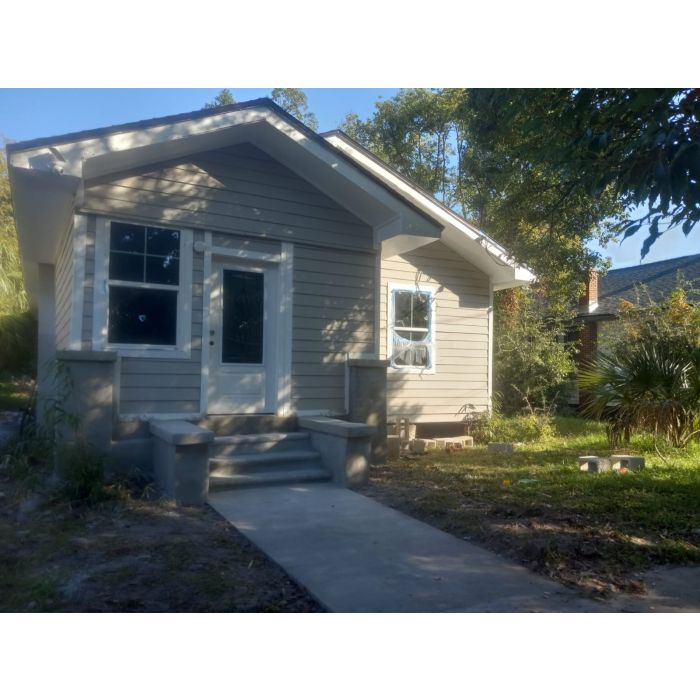 Fully Renovated 4-Bedrooms, 2-Full Bathrooms Home Boasting a Modern Kitchen and Spacious Living Areas in a Safe Neighborhood